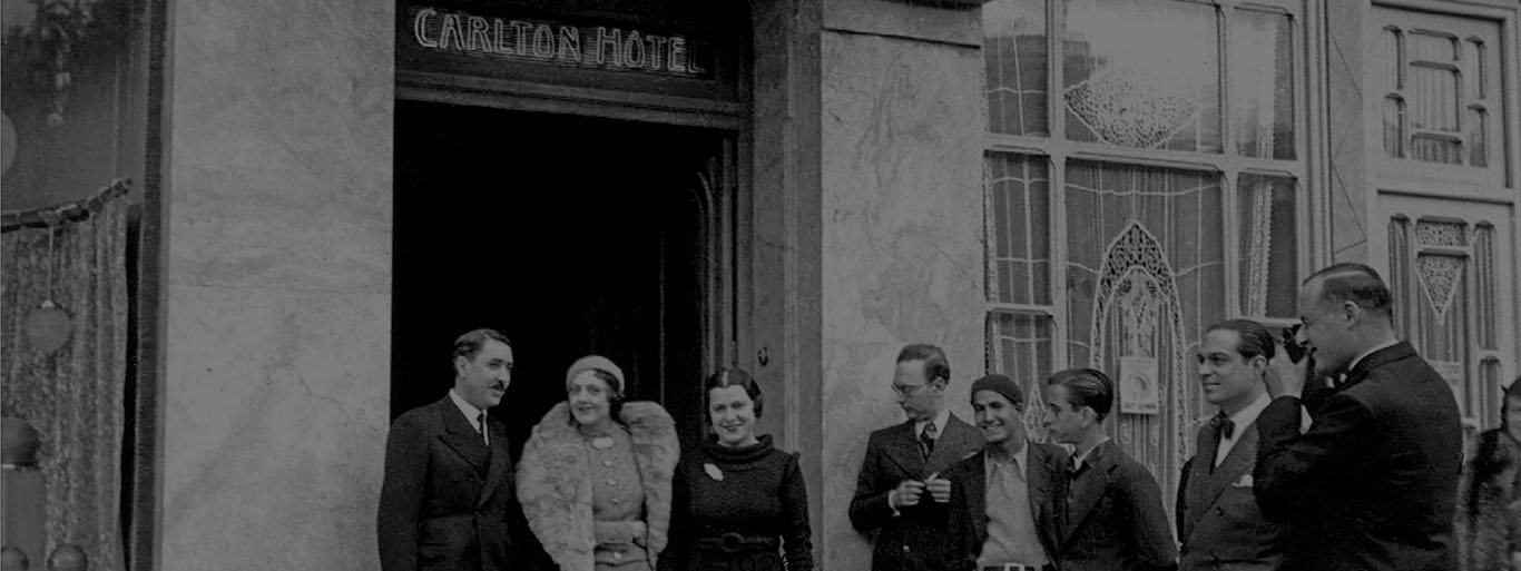 En face de l'Hotel Carlton durant les années 30